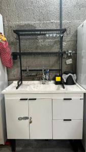 Casa container verde com vista para as montanhas próximo a Trindade