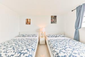 Family getaway steps from the ocean STR-01305