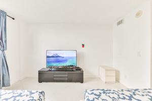 Family getaway steps from the ocean STR-01305