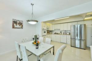 Family getaway steps from the ocean STR-01305