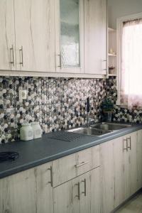 Γκαρσονιέρα δίπλα στη θάλασσα.