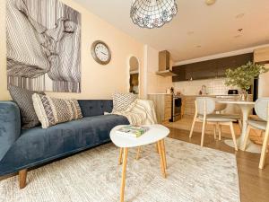 102 - Romance Cozy 2BR with Patio, Gym, Parking, DT&Airport