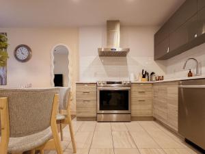 102 - Romance Cozy 2BR with Patio, Gym, Parking, DT&Airport