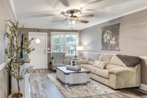 Couples Retreat 2 Mi to Uptown Greenwood!