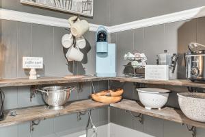 Couples Retreat 2 Mi to Uptown Greenwood!