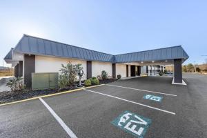 HomeTowne Studios by Red Roof Athens, TN