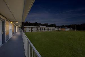 HomeTowne Studios by Red Roof Athens, TN