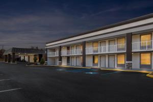 HomeTowne Studios by Red Roof Athens, TN