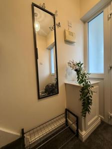 Birmingham 3BR House by Escape & Estates Short Lets & Serviced Accommodation - Parking & Wi-Fi