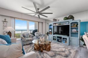 Beachfront Island Condo with Balcony Pool & Grill