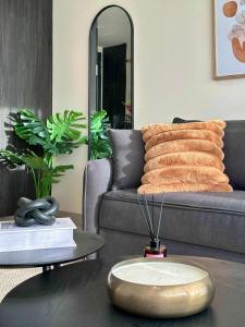 Exclusivo y moderno con A C y estacionamiento