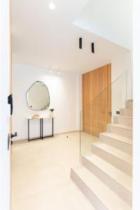 Modern 5-suite villa with pool