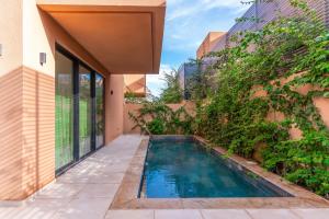 Modern 5-suite villa with pool