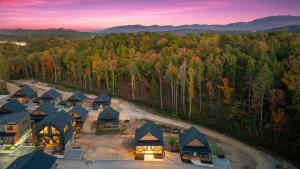 NEW Pink Cabin, 8 min Dollywood, HotTub, Sleeps 8