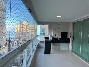 Apartamento em Meia Praia a poucos passos do mar