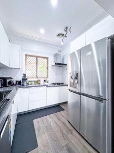 Spacious 5BR Family Home - 2 Free Parking - Walk to Train & Shops