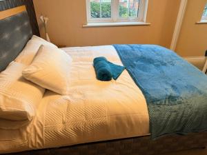 Two Bedrooms homely Apartment sleeps four comfortably with two double beds and and Free parking on private drive for one car or van plus more free street parking as well For business travellers contractors and holiday goers Nearmajor transport links