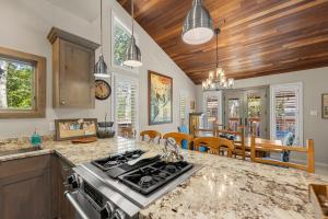 3 Bedroom Ski-In & Out Condo with Private Hot Tub