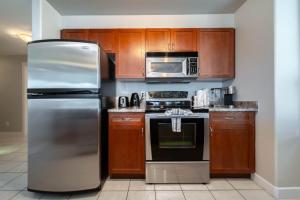 Downtown Edmonton Suite: 5-Min Drive to Rogers