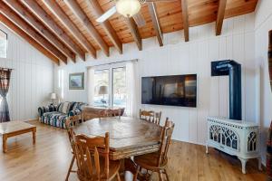 2BR Home W and Deck, washeranddryer, and Dog-Friendly