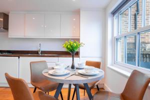 1BR Flat, Sleeps 4, Opposite Gunnersbury Station