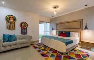 CASA BLANCA, espectacular casa, en la zona más exclusiva de medellín, súper amplia 7 habitaciones, jacuzzi en la terraza