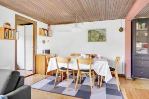 The Yellow House 200 Metres From The Beach