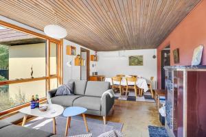 The Yellow House 200 Metres From The Beach