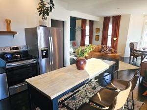 Cozy Eclectic Victorian, 4 Beds, Near Lake & Trail