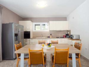 Holiday home for eight, Dugi Rat