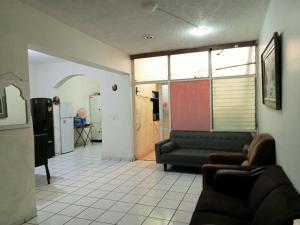 Habitación amueblada con todo