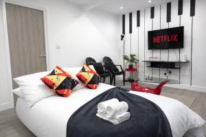 4 Modern Ground Floor Apartments With Private Kitchens and Bathrooms, Sleeps Up to 18, London