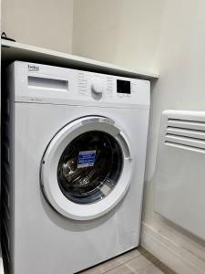 Tambo Apartments, 6 Apartments, Sleeps up to 26, only 25 Min to Central London