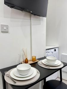 Tambo Apartments, 6 Apartments, Sleeps up to 26, only 25 Min to Central London