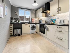 Churchill Apartment- 4 Beds- Free Parking- Near NEC BHX & HS2