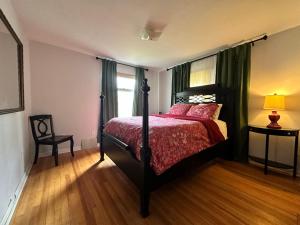 Seattles Starlight Bungalow by Stay Rested