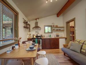 The Rocky Knoll - Garden View - Pet Friendly