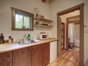 The Rocky Knoll - Garden View - Pet Friendly
