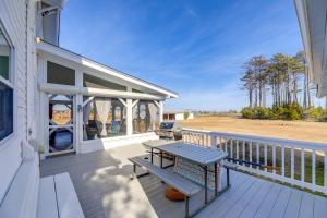 Relax Fireside Retreat 1 Mi to Davis Ferry