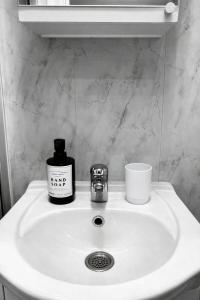 Budget Friendly North London Studio Apartment for Groups up to 9