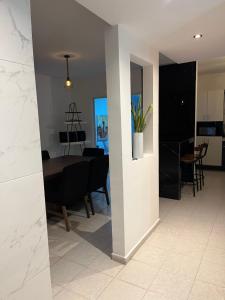 Casa completa, 4 dormitorios, 7 camas dobles, 3 sofá cama, 3 baños 1 en planta baja, cocina equipada, consola Arcade, asador, juguetes para niños, plancha, secadora, cafetera, etc, fraccionamiento privado, zona de vías rápidas y toallas