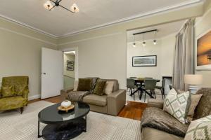 3-Bed Georgian Townhouse Next to Wellbeing Clinic