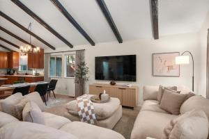 Modern Cabin Escape wGame Room, Huge Deck, WIFI