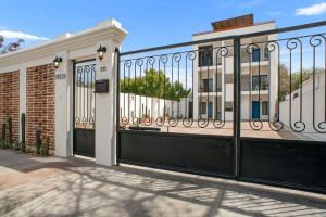 Pineda Suite 101 with Parking & Daily Housekeeping