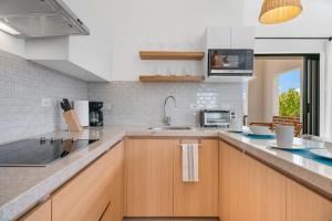 Pineda Studio 201 with Parking & Daily Cleaning