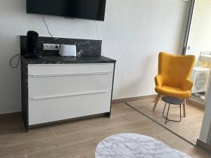 Appartement moderne avec climatisation, balcon et parking - FR-1-696-63