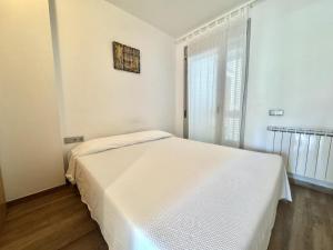 Apartamento Céntrico en Roses, Cerca de la Playa y Comercios - ES-319-14