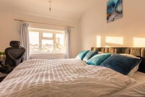 Spacious 3-Bed Home for 8 | Free Parking & Garden