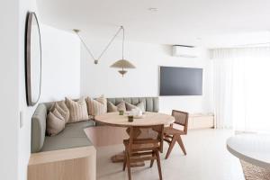 Serenity Noosa - 2 bedroom apartment to relax in style with pool and view.