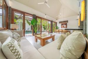 Mimosa 2BR Villa with Private Pool Close to the Beach